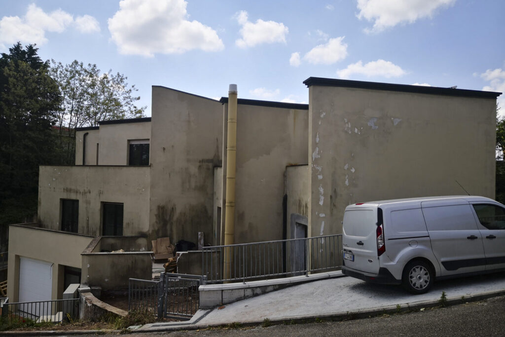 L'edificio, prima dell'intervento.